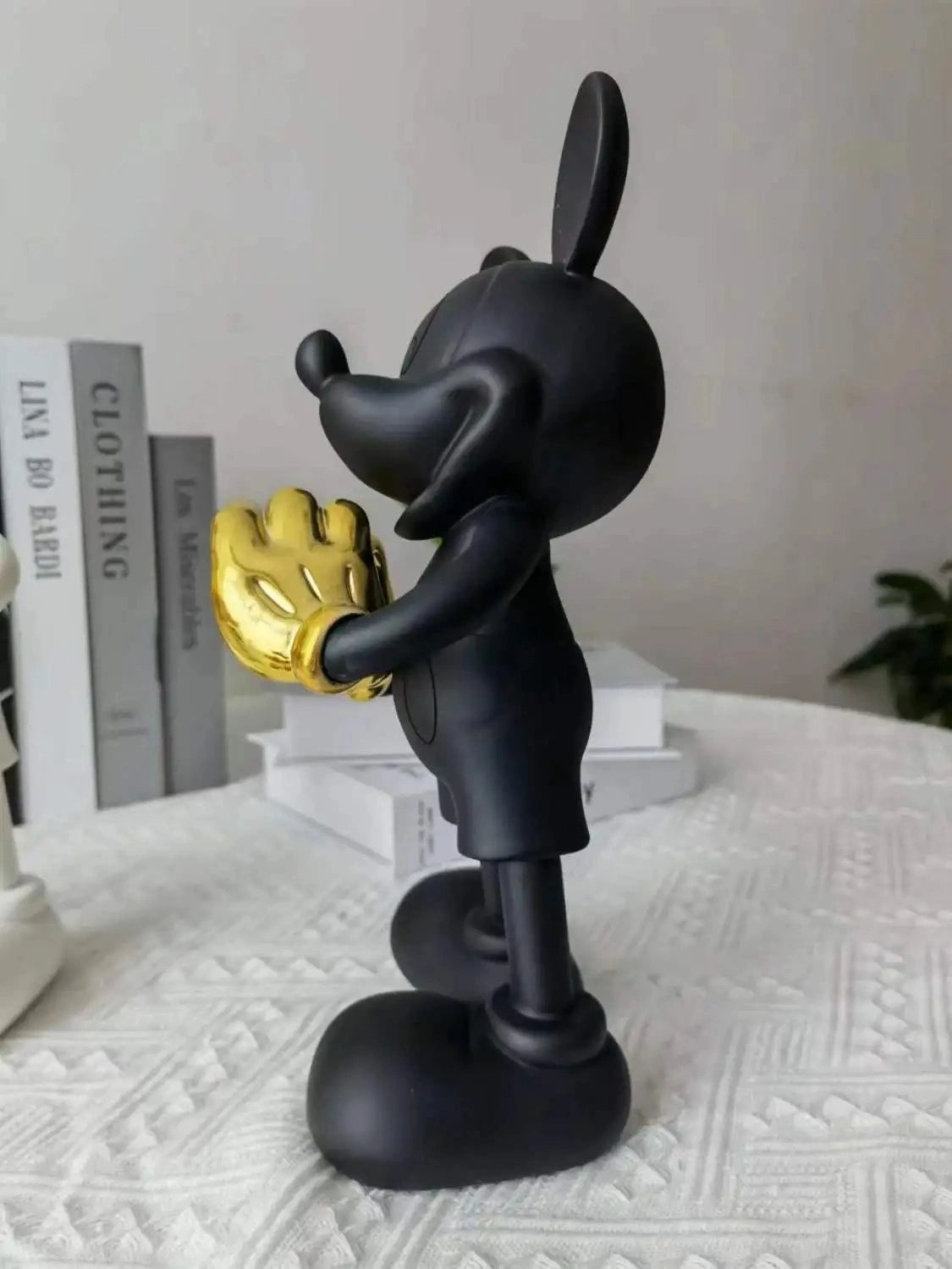 Mickey Mouse Love Resin Figurine – Cute Disney-Inspired Home Decor Toy